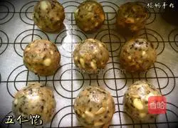 Illustration of how to make five-nut mooncakes 4