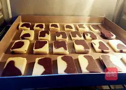 Illustration of how to make two-color biscuits 13