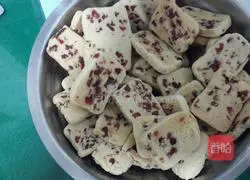 Illustration of how to make cranberry cookies 9