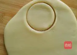 Illustration of how to make swan biscuits 6