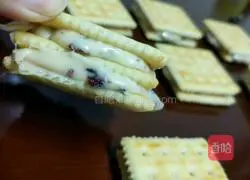 Illustration of how to make beef biscuits 4