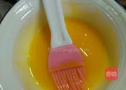 Illustration of how to make Cantonese cream coconut milk and egg yolk filling mooncakes 11