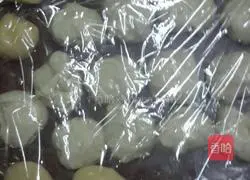 Su-style egg yolk lotus mooncake Illustration of how to do it 3