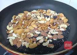 Illustration of how to make five-nut mooncakes 5