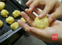 Lotus Paste and Egg Yolk Mooncake Recipe Illustration 3