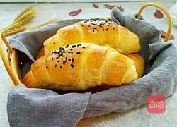 Illustration of how to make croissants 19