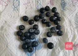 Illustration of how to make fried blueberry toast 2