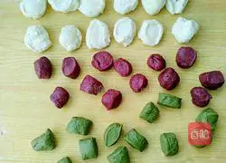 Illustration of how to make colorful striped toast 16