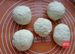 Illustration of making bean paste and cranberry toast 5