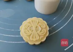 Cantonese Lotus Seed Mooncake Recipe Illustration 13