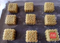 Cantonese style Illustration of how to make moon cakes 13