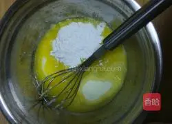 Illustration of how to make strawberry-flavored biscuits 3