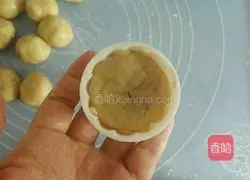 Illustration of how to make bean paste mooncakes 11