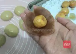 Illustration of how to make egg yolk Cantonese mooncakes 7