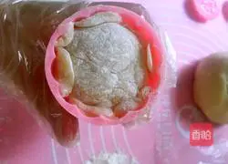 Illustration of how to make custard-filled snowskin mooncakes 8