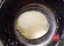 Illustration of how to make golden croissants 4