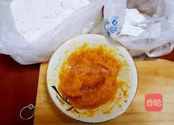 Illustration of how to make pumpkin mooncakes with mung bean paste filling 4