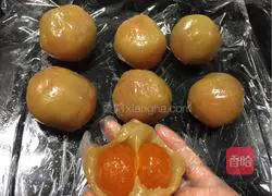 Illustration of how to make egg yolk mooncakes 7