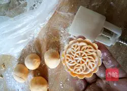 Illustration of how to make steamed moon cakes 9