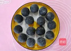 Illustration of how to make black sesame mooncakes 8