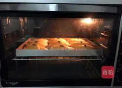 Illustration of how to make croissants 17