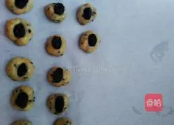 Illustration of how to make black currant and sesame cookies 4
