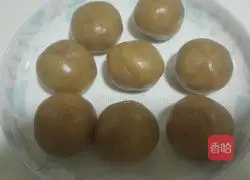 Illustration of how to make lotus paste and egg yolk mooncakes 8