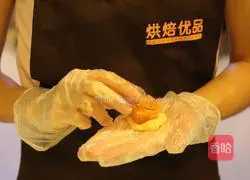 Illustrations of how to make different golden mooncakes 8