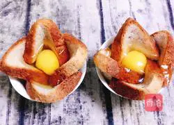 Illustration of how to make egg toast cups 3