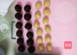Illustration of how to make Cantonese mooncakes with red bean filling 6