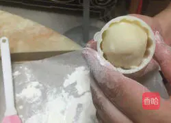 Illustration of how to make Cantonese mooncakes with bean paste and egg yolk 11