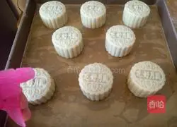 Cantonese-style white lotus egg yolk Illustration of how to make moon cakes 15