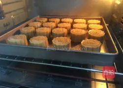 Illustration of how to make egg yolk and bean paste mooncakes 19