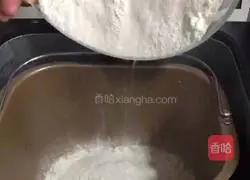 Illustration of how to make meat floss buns with bayberry sauce 1