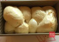 Illustration of how to make chive cheese toast 16