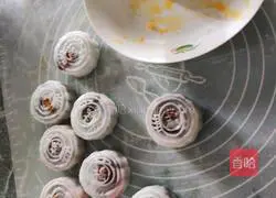  Illustration of how to make homemade snow-skin egg yolk mooncakes 8