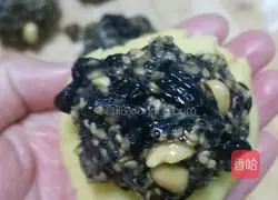 Sesame Cantonese-style mooncake recipe illustration 6