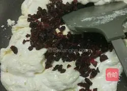 Illustration of how to make beef biscuits 5