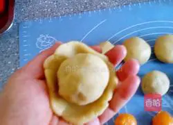 Lotus Paste and Egg Yolk Mooncake Recipe Illustration 9
