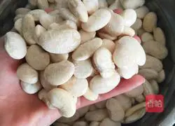 Illustration of how to make white kidney bean mooncake filling 1