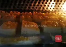 Illustration of how to make garlic toast cubes 9