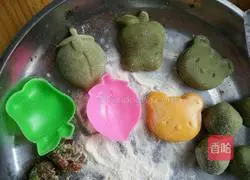 Illustration of how to make children's mooncakes (preserved fruit filling) 9