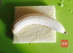 Illustration of how to make banana toast rolls 3