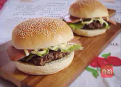 Illustration of how to make beef burgers 12