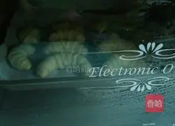 Illustration of how to make butter roll bread 12