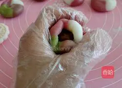 Illustration of how to make four-color snowskin mooncakes 6