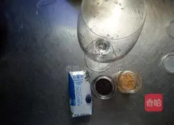 Illustration of how to make biscuit milkshake 2