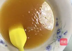 Illustration of how to make egg yolk and lotus paste mooncakes 1