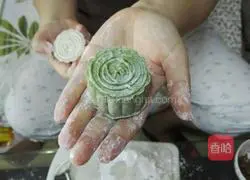 Illustration of how to make mugwort mooncakes 5