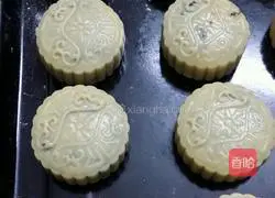 Illustration of how to make egg yolk lotus paste and whole grain mooncakes 6
